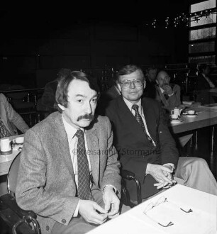 FDP: Kreisparteitag: Bad Oldesloe: Festhalle: alter Kreisvorsitzender Werner Zywietz und neuer Kreisvorsitzender Hans Jürgen Schepler: hinten an Tischen weitere FDP-Mitglieder