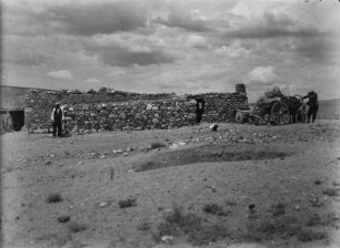 Plateau von Kelhasan : Blick über das Plateau Kelhasan. Im Mittelgrund befindet sich eine Mauer und Männer mit einem Karren.