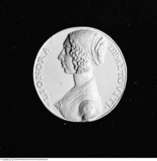 Medaille der Lionora Altoviti, Brustporträt im Profil mit geflochtenen Haaren und Perlenkette nach links
