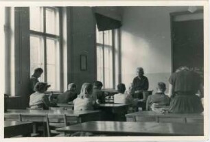Etha Richter beim Unterrichten im Modellieren (wahrscheinlich für die Volkshochschule in Dresden)