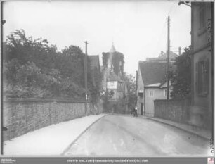 Falkensteiner Straße in Kronberg von Norden, im Hintergrung evangelische Kirche