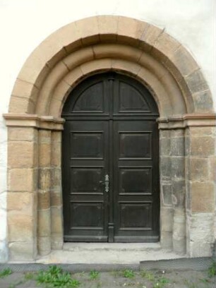 Kirche von Norden-Seitenschiff Nord-Romanisches Portal (abgetreppt mit Rundbogen auf Kämpfern) in Übersicht