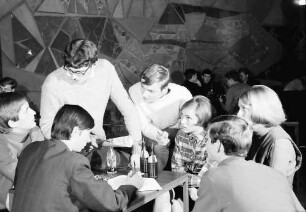 Freiburg: Haus der Jugend; diskutierende Jugendgruppe im Haus der Jugend