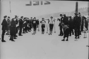 Internationales Wintersportfest der Arbeitersportler in Johanngeorgenstadt, Skiläuferinnen im Ziel : Internationales Wintersportfest der Arbeitersportler in Johanngeorgenstadt