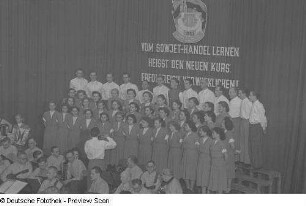 Gemischter Chor und Orchester bei einer Kulturveranstaltung der Gewerkschaft Handel