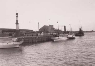 Bremen, Schiffsanlegeplätze : Bremen. Schiffsanlegeplätze an der Weser. Blick auf den Kai mit Leuchtturm