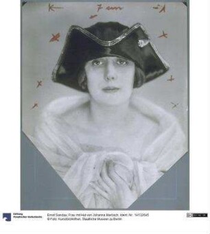 Frau mit Hut von Johanna Marbach
