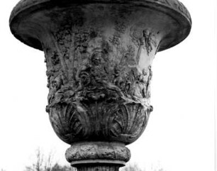 Dresden-Altstadt. Südöstliche Vase (um 1750) an der Hauptallee im Großen Garten, Nähe Palaisteich