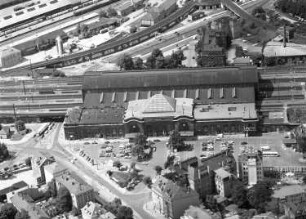 Dresden-Neustadt. Bahnhof Dresden-Neustadt (1898/1901). Bahnsteighalle mit Gleisanschluss und Empfangsgebäude. Luftbild-Schrägaufnahme über den Schlesischen Platz nach Westen