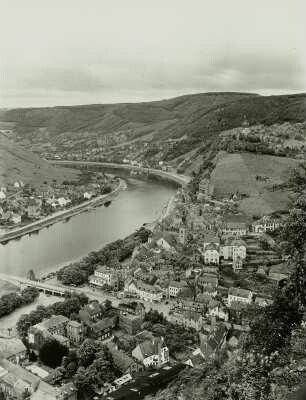 Cochem (Mosel), Ortsansicht mit Reichsburg und Moselbogen, Blick vom Pinnerkreuz nach Südosten