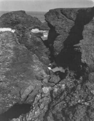 Höhlen an der Küste : Blick auf die Küstenformation mit Höhlen bei Belle-Île