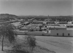 Die Stadt Agordat : Basar und Moschee der Stadt Agordat. Im Hintergrund die Berge von Caianaic