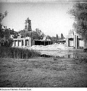 Zerstörtes Berlin : Berlin-Schöneberg. Ruine U-Bahnhof Stadtpark Schöneberg (heute Rathaus Schöneberg; 1908-1910; J. E. Schaudt) gegen Turm des Rathauses
