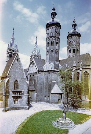 Naumburg. Naumburger Dom St. Peter und Paul, Ostchor mit den beiden Osttürmen - Ansicht von Südosten