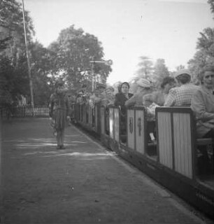 Dresden-Altstadt. Großer Garten. Ausflug mit der Pioniereisenbahn. Zur Abfahrt bereiter Zug