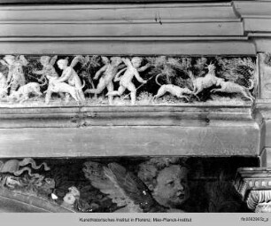 Hirschjagd; Putten mit Zweigen - Ausschmückung des Hofes mit Fresken und Terrakottareliefs