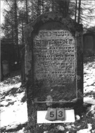 Grabstein 53 (Index: 99608737) Material: Sandstein Zustand: stärker verwittert Maße HxBxT: 103x56x13 cm Beschreibung: Stele mit geschwungenem Bogen, vertiefter Textteil mit eingezogenem Rundbogen: Grabstein 53