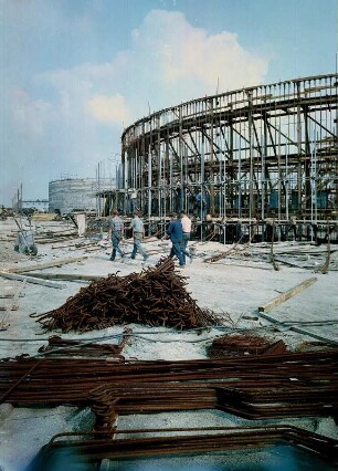 Flechteisen auf der Baustelle des volkseigenen Betriebes Gaskombinat Schwarze Pumpe : Zweite Aufbausphase des Kombinats Schwarze Pumpe