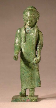 Etruskische Statuette einer langgewandeten Frau mit Hut