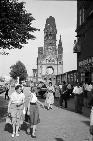 Berlin: Ruine der Gedächtniskirche; von der Kanstraße