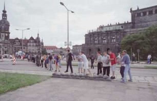 Dresden. Elbe-Hochwasser August 2002. Fluthelfer auf dem Theaterplatz