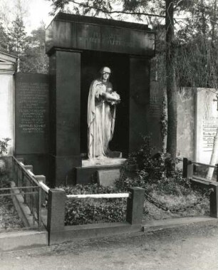 Wandgrabmal der Familie Hummitzsch : Wandgrabmal der Familie Hummitzsch. Sandstein, Marmor (wohl nach 1917). Dresden-Neustadt, Albertstadt, Nordfriedhof (Garnisonsfriedhof)