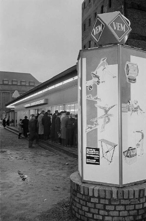 Leuchtwerbesäule vor dem Ausstellungspavillon des VEM Sachsenwerk