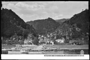 Schmilka (Bad Schandau-Schmilka). Stadtteilansicht über die Elbe mit Personen-Seitenraddampfer "Bodenbach". Blick vom linken Ufer nach Nordosten