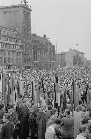 Demonstration auf dem Karl-Marx-Platz