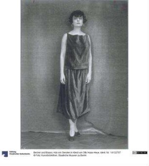 Ada von Senden in Kleid von Otto Haas-Heye