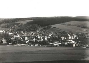 Olbernhau, Stadtansicht : Olbernhau. Stadtansicht von Süd. Links Stadtkirche, rechts Bahnhofsgegend, gegenüber Nordhänge des Flöhatales