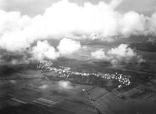 Süddeutsches Stufenland. Straßendorf mit Streifenfluren im Albvorland des oberen Neckars. Luftbild-Schrägaufnahme von Süden