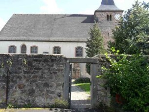 Haimbach - Ansicht von Norden mit Kirchhofmauer vor Kirche