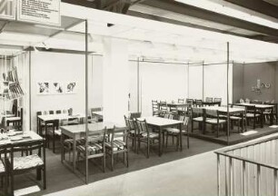Stuhl mit gepolsterter Sitzfläche : Ausstellungskoje mit Stühlen und Tischen verschiedener Hersteller. Vorn links Eßtische und Stühle (1975; VEB Vereinigte Sitzmöbelindustrie Neuhausen)