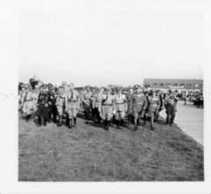 Raumbildband. Reichsparteitag der Arbeit. 100 Bilder. Nach Ankunft des Führers. Rudolf Heß verlässt das Flugzeug.