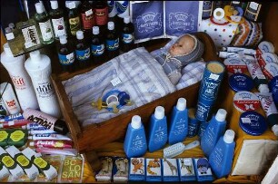 DDR. Schaufensterdekoration mit Babykosmetik. Ansicht mit Puppenbett und Babypuppe