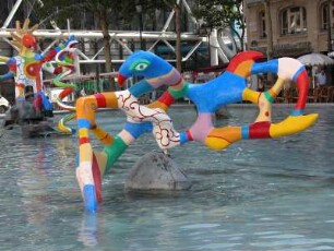Vor dem Centre Pompidou: bunte Brunnenfiguren von Niki de Saint Phalle und Jean Tinguely