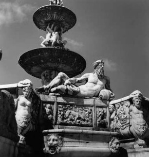 Fontana di Orione : Fontana di Orione (1547; G. A. Montorsoli). Teilansicht mit Allegorie des Tibers. Messina, Piazza del Duomo