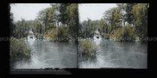 Kanallandschaft mit Boot, Brücke und Gebäuden im Hintergrund, Cervignano