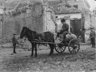 Pferdewagen : Ein Mann auf einem Pferdegespann, im Hintergrund ein Junge und ein Soldat vor einem zerstörten Gebäude.