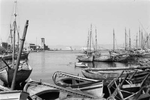 Boote und Schiffe im Hafen : Boote und Schiffe im Hafen von Rhodos.
