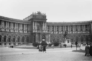 Die Neue Hofburg : Neue Hofburg in Wien mit Blick vom Vorplatz