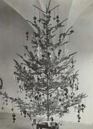 Weihnachtsbaum : Weihnachtsbaum im Raum der Dresdner Heide im Erdgeschoss