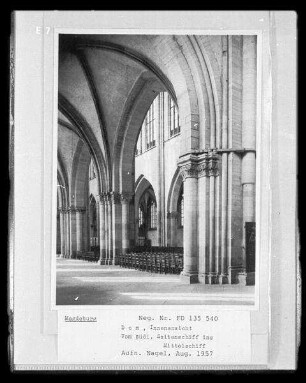 Magdeburg, Dom St. Mauritius und St. Katharina, Innenaufnahme, Langhaus : Blick vom südlichen Seitenschiff ins Mittelschiff