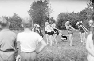 Junge Frauen bei Sportübungen im Freien, Kindertag, Dessau