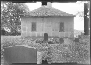 Klein Behnitz (Nauen-Klein Behnitz). Dorfkirche (1779). Seitenansicht über den Friedhof