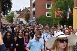 Bad Oldesloe: Kindervogelschießen: Hagenstraße Ecke Weg am Stadtarm, Blickrichtung Westen: Festumzug Theodor-Mommsen-Schule Klassen 6d und 6f: Zuschauer am Straßenrand: 13. Juli 2023