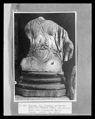 Fragment einer sitzenden Frau mit Gewand
