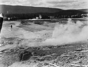 Grand Geysir : Grand Geysir, größter regelmäßig eruptierender Geysir der Welt, kurz vor dem Ausbruch