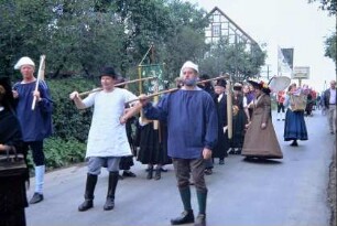 Festumzug, Landarbeitertracht mit Dreschflegeln
